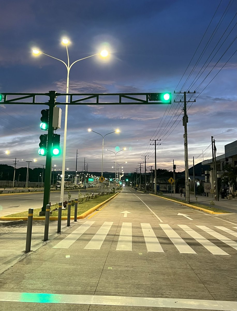xolorojas's tweet photo. Follow the (green) lights 🚥🚃
#Managua #Nicaragua https://t.co/X9c5rKmN6m