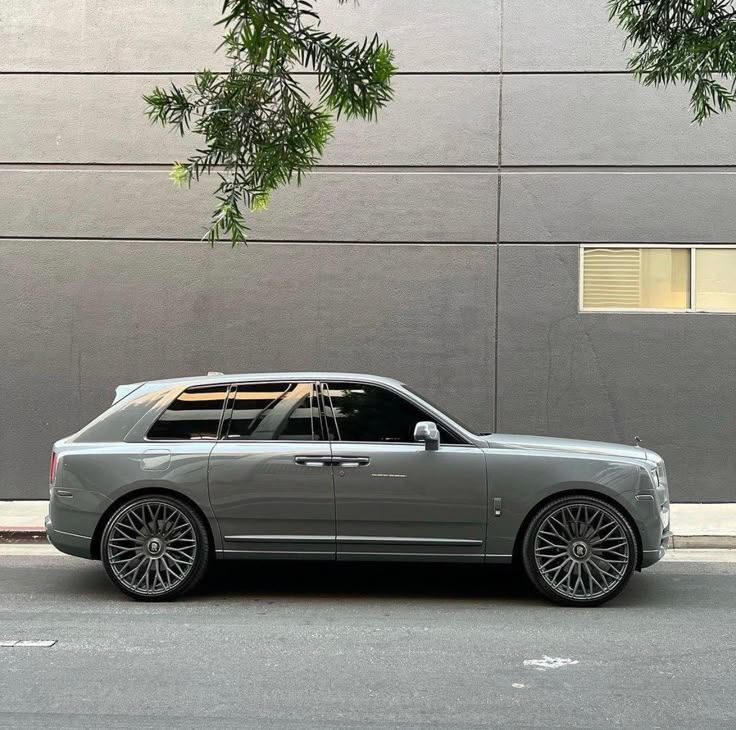 Auto_Porn's tweet photo. Silver Rolls-Royce https://t.co/SqforfGTIr