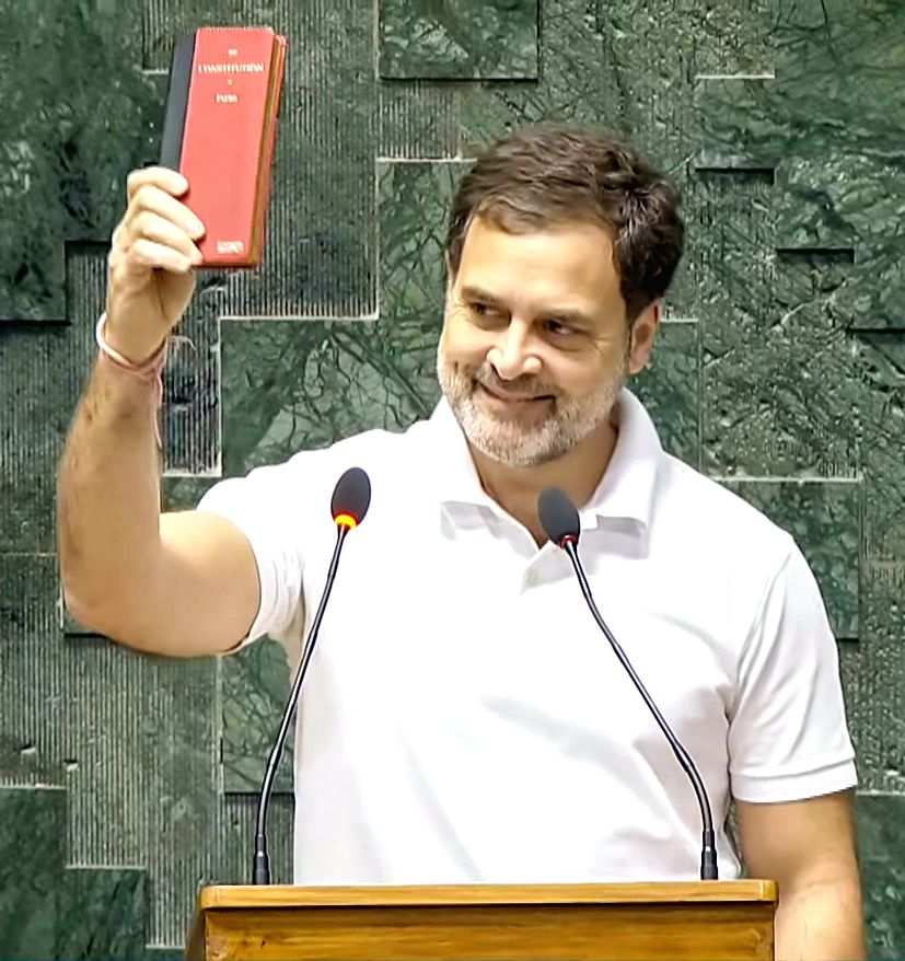 कुछ अंधभक्तों की आंखों पर इतना कसके पट्टी बांधी हुई है कि उनके लिए देश , प्रदेश , लोकतंत्र कुछ मायने नहीं रखता 

अंधभक्त #राहुल_गांधी_झूठा_है ट्रेंड चला कर ये साबित कर रहे हैं कि उन्हें कुछ देखना ही नहीं है ,