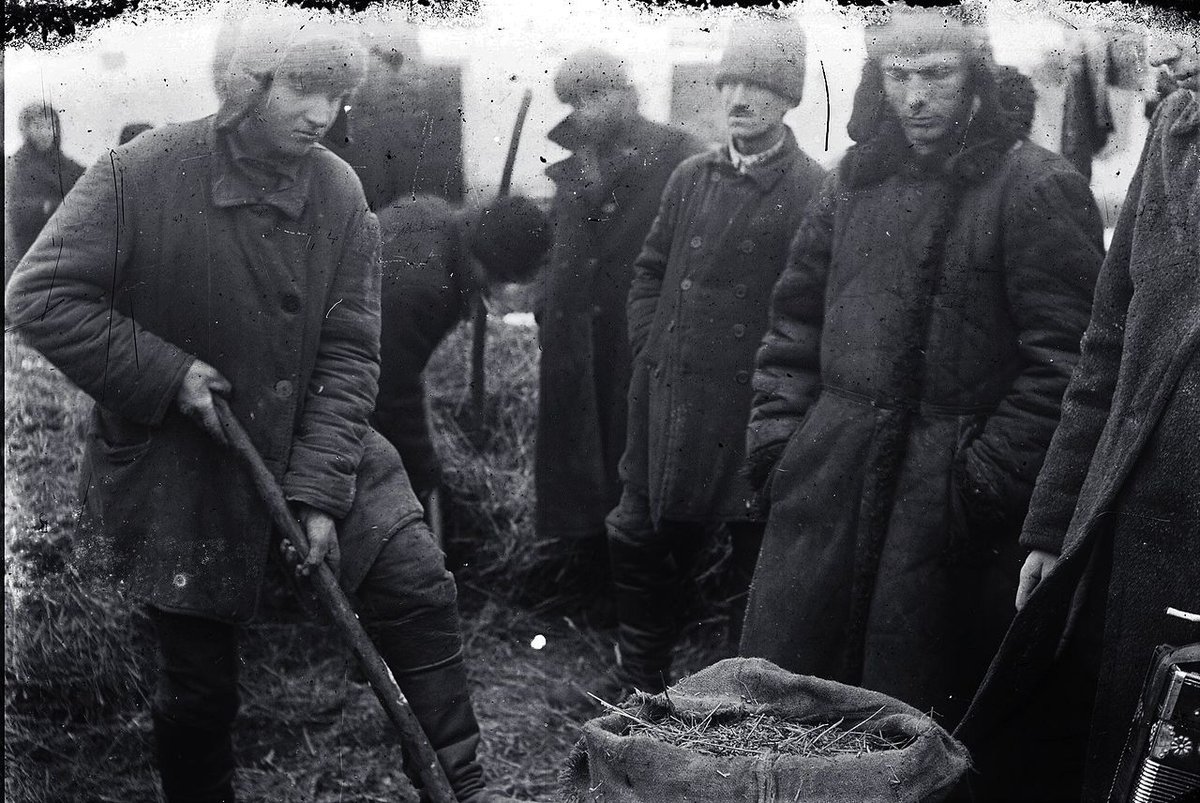 7 серпня 1932 року був прийнятий закон «Про п'ять колосків», який
 став передвісником Голодомору
За розкрадання колгоспного майна (навіть кілька колосків, які перезимували під снігом) розстріл на місці та конфіскацію майна.
А виконувало конфіскацію і розстріл це кацапське бидло