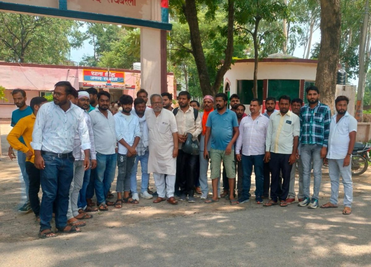 स्वामी प्रसाद मौर्या के गुर्गों के द्वारा रोहित द्विवेदी और शिवम यादव के ऊपर किए गए जानलेवा हमले को लेकर आज सवर्ण आर्मी रायबरेली की टीम ने स्थानीय थाने पर तहरीर देकर गंभीर धाराओं में मुकदमा दर्ज कराने की मांग की।