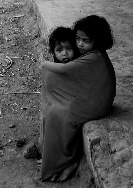 ER Manoj (@enggmanoj1979) on Twitter photo खोया हुआ
 बचपन जवानी में ढूंढते है 
कागज की कश्ति जिंदगी में रंग भरते है ..!!
गलियों में 
खोया हुआ बचपन की लम्हे 
हर वक्त पुरानी यादों को ख्यालों में रंग भरते है ..!!
#बज्म खोया हुआ
 बचपन जवानी में ढूंढते है 
कागज की कश्ति जिंदगी में रंग भरते है ..!!
गलियों में 
खोया हुआ बचपन की लम्हे 
हर वक्त पुरानी यादों को ख्यालों में रंग भरते है ..!!
#बज्म