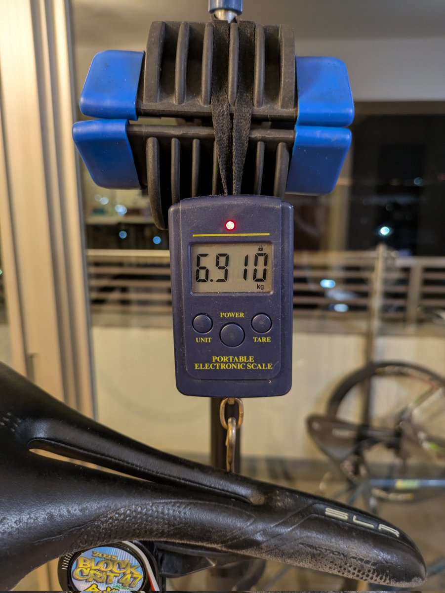 YellowBianchi's tweet photo. 軽量パーツほとんど入れてないのに、前後ライト付きでこの軽さ
あと500gは余裕で削れる https://t.co/mByCc2DA9o