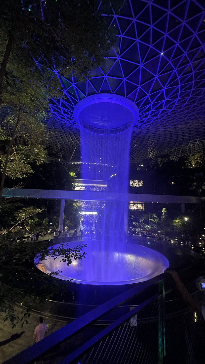 シンガポールは完全にひとり旅だったのですが、満喫出来ました🇸🇬
シングリッシュはなかなか聞き取るのに苦戦…タクシーのおっちゃんたくさん説明してくれたのに理解できたのは半分以下かも🥲
発音の正解はひとつではない、いろんなアクセントがあるということを改めて感じた。発音の大切さも痛感した。