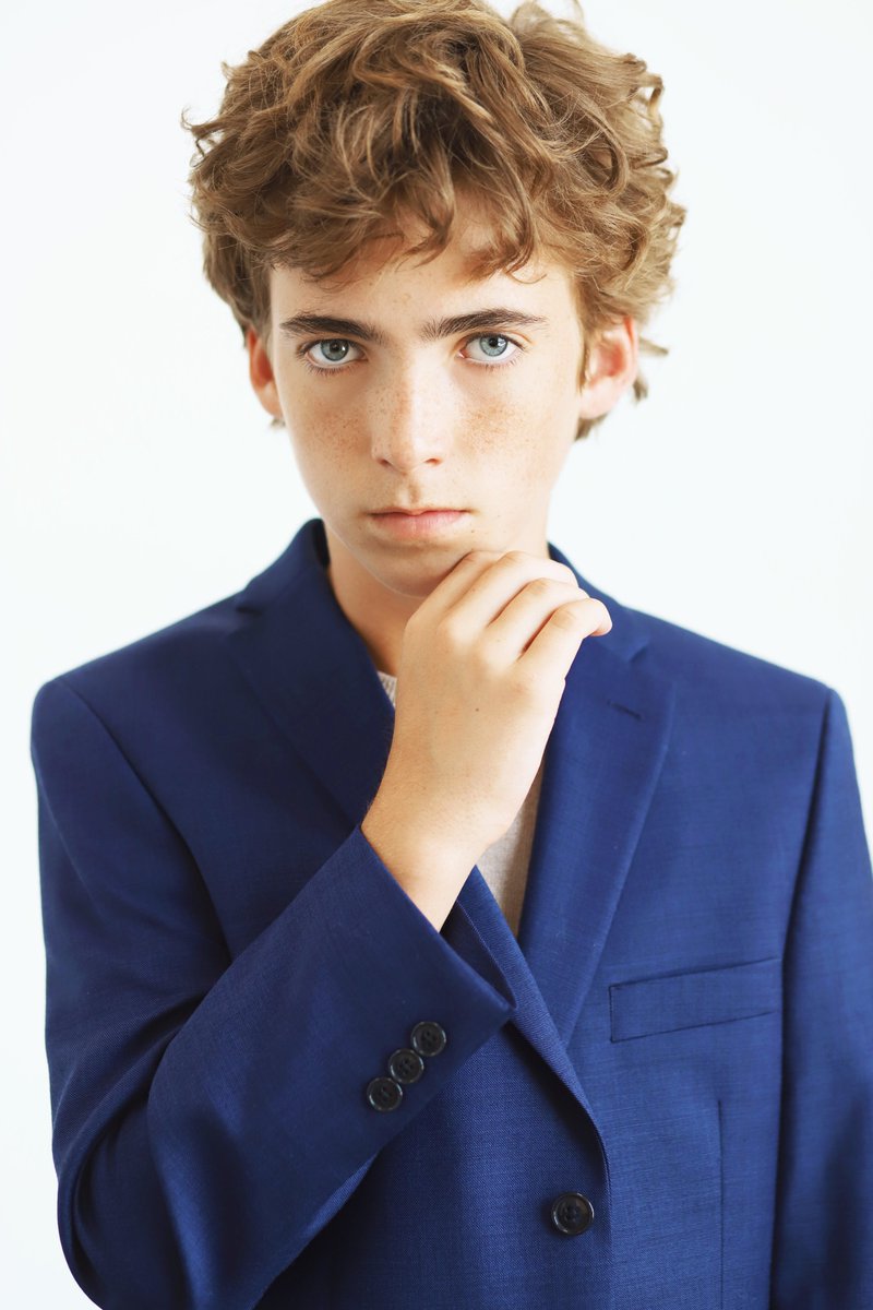 INTERVIEW with #CarsonMinniear about playing Wiley Bardo in thriller film Site, filming as Phillip Saunders in 5000 Blankets and voicing Tank in Pupstruction and Beef in Wylde Pak! 📷 : MONICA GOSSELIN PHOTOGRAPHY tresamagazine.com/2025/08/07/car…