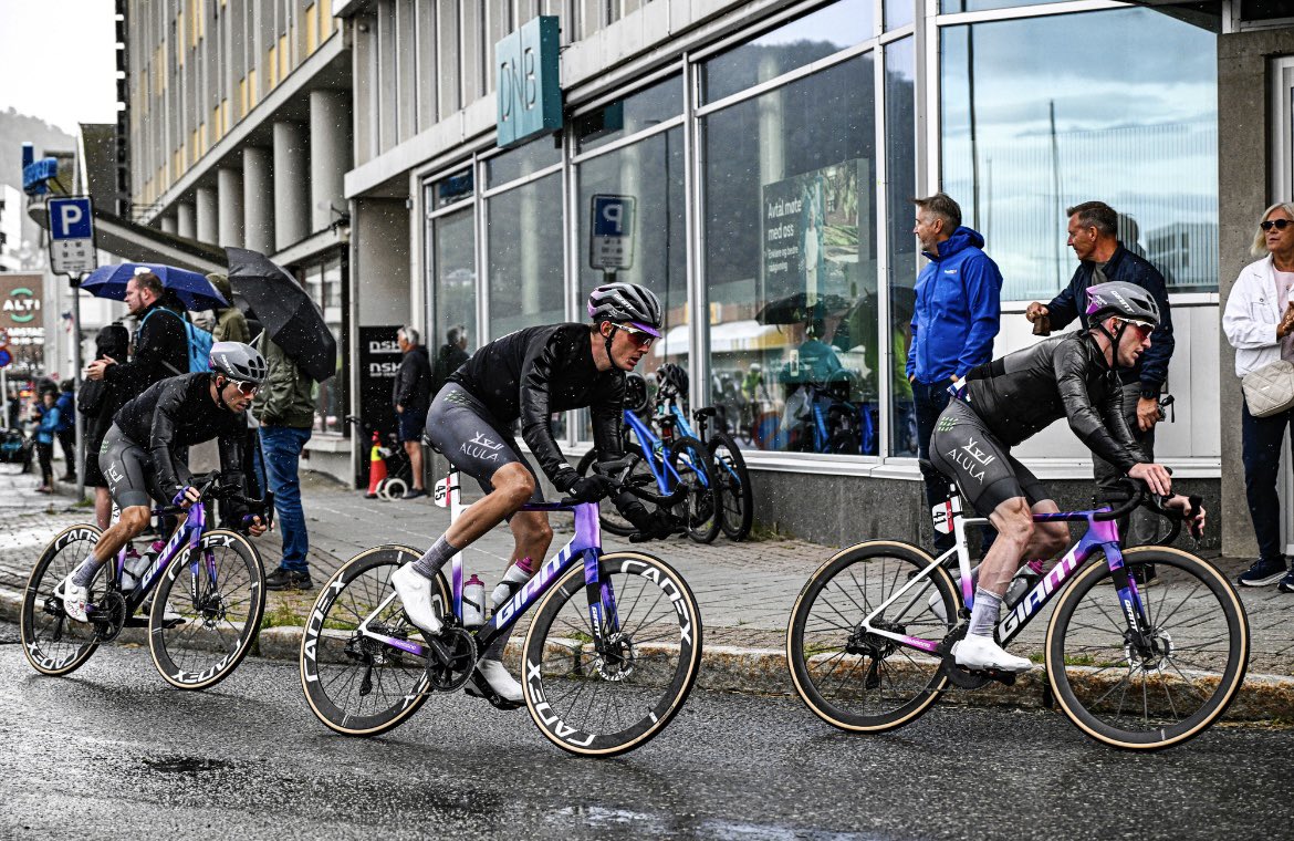 🏁 FINISH 

Under constant heavy rain, the first stage ends with a bunch sprint. Our boys have arrived with the main peloton.

🇳🇴 #ArcticRace