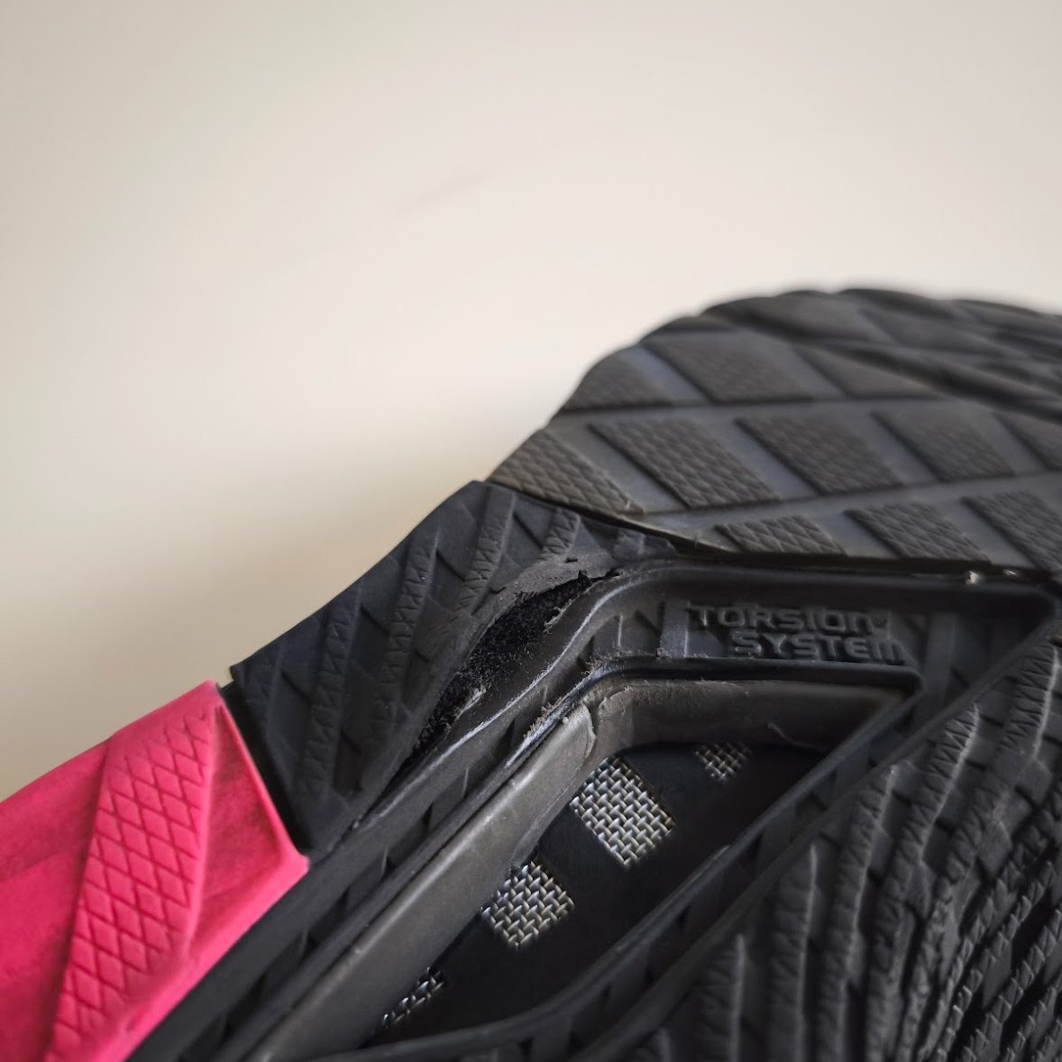 Segundas <a href="/adidas/">adidas</a> dropset con defecto, se les despegue la suela en 2 meses, y encima <a href="/adidas/">adidas</a> me hacen pagar 71€ EXTRA por la “sustitución” en garantía. Gracias por reinventar la ley de consumo. 🤦‍♂️ 
Impossible is nothing... excepto cumplir la garantía. #GarantiaCero