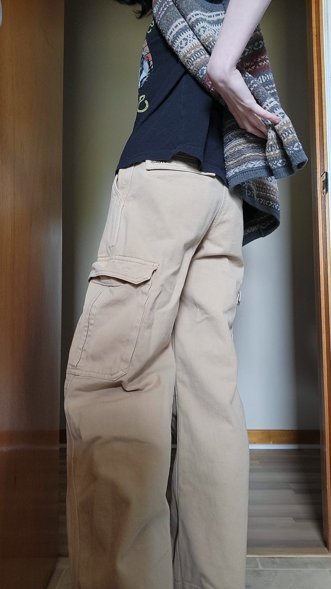 snuuyisms's tweet photo. GUYS I ACTUALLY FOUND PANTS IN MY SIZE THAT I CAN WEAR W/O A BELT AND ARENT FUCKING SKINNY JEANSSSS ๐ญ๐ญ #lifecouldbeadream https://t.co/bTNjhh5MqE