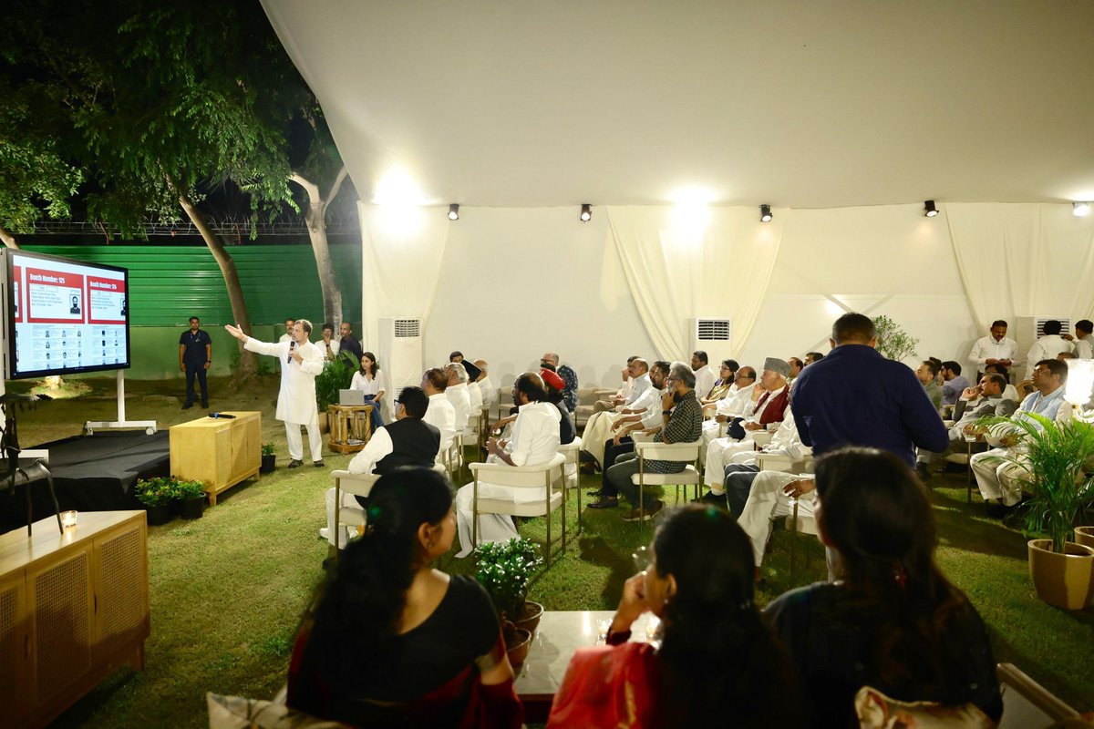 नेता विपक्ष श्री <a href="/RahulGandhi/">Rahul Gandhi</a> ने INDIA गठबंधन के नेताओं को 'वोट चोरी' पर प्रेजेंटेशन दी।

BJP और चुनाव आयोग मिलकर चुनाव में कैसे धांधली कर रहे हैं, इसका पूरा खेल उन्होंने सबूतों के साथ समझाया।

हम लोकतंत्र की रक्षा के लिए प्रतिबद्ध हैं और हर कीमत पर इसे खत्म होने से बचाएंगे।