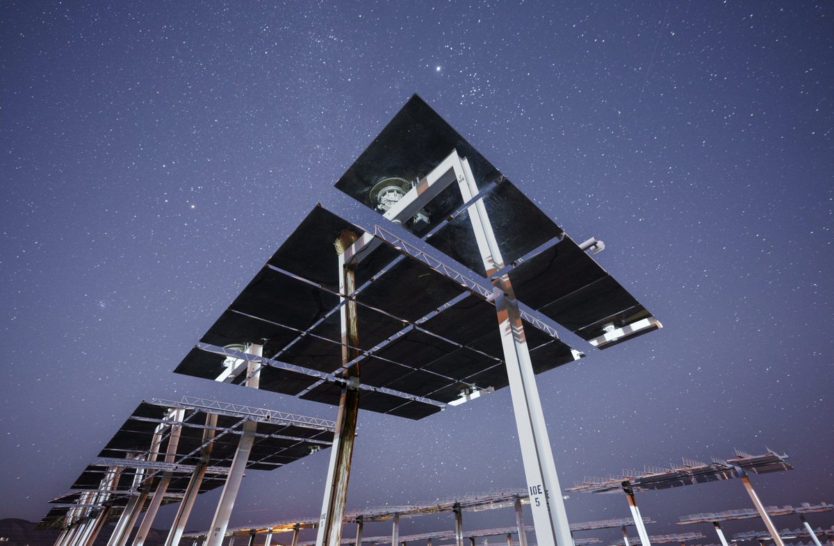 Під зоряним небом вчені з Sandia National Laboratories у Нью-Мексико використовують геліостати для захисту планети. Геліостати — це великі дзеркала, які зазвичай концентрують сонячне світло для генерації електрики. Але вночі вони залишаються без роботи.

Джон Сандускі пропонує