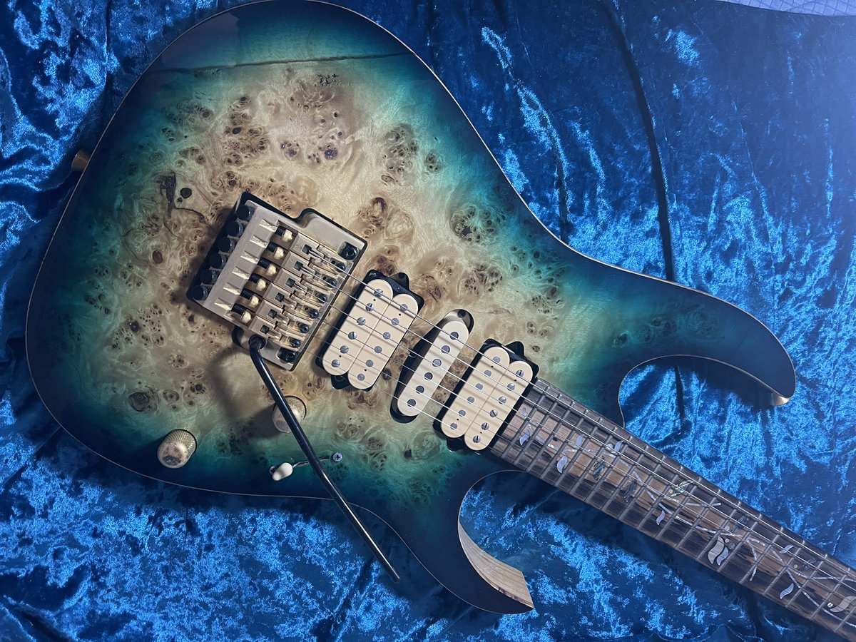 秋セール 見たことがあるようなギターです❗ モッキンバードじゃないけど… B.C.Rich USA - 紹介しようとしていたMockingbirdが売れてしまっている
