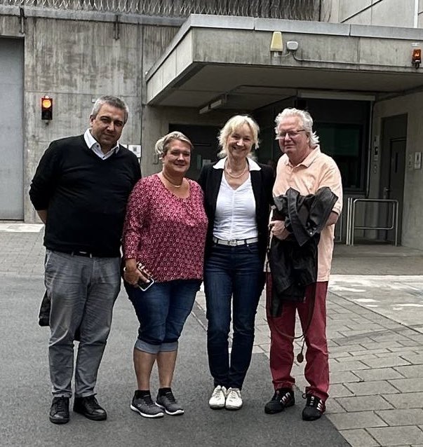 Dr. Christina Baum (MdB AfD) besucht Maximilian Eder in der JVA Frankfurt/Main

Mein Besuch bei Maximilian Eder in der JVA Frankfurt am 6. August 2025
Vorweg: bis zum heutigen Tag war ich Maximilian Eder nie begegnet. Doch ich hatte von ihm gehört, zum ersten Mal im Zusammenhang