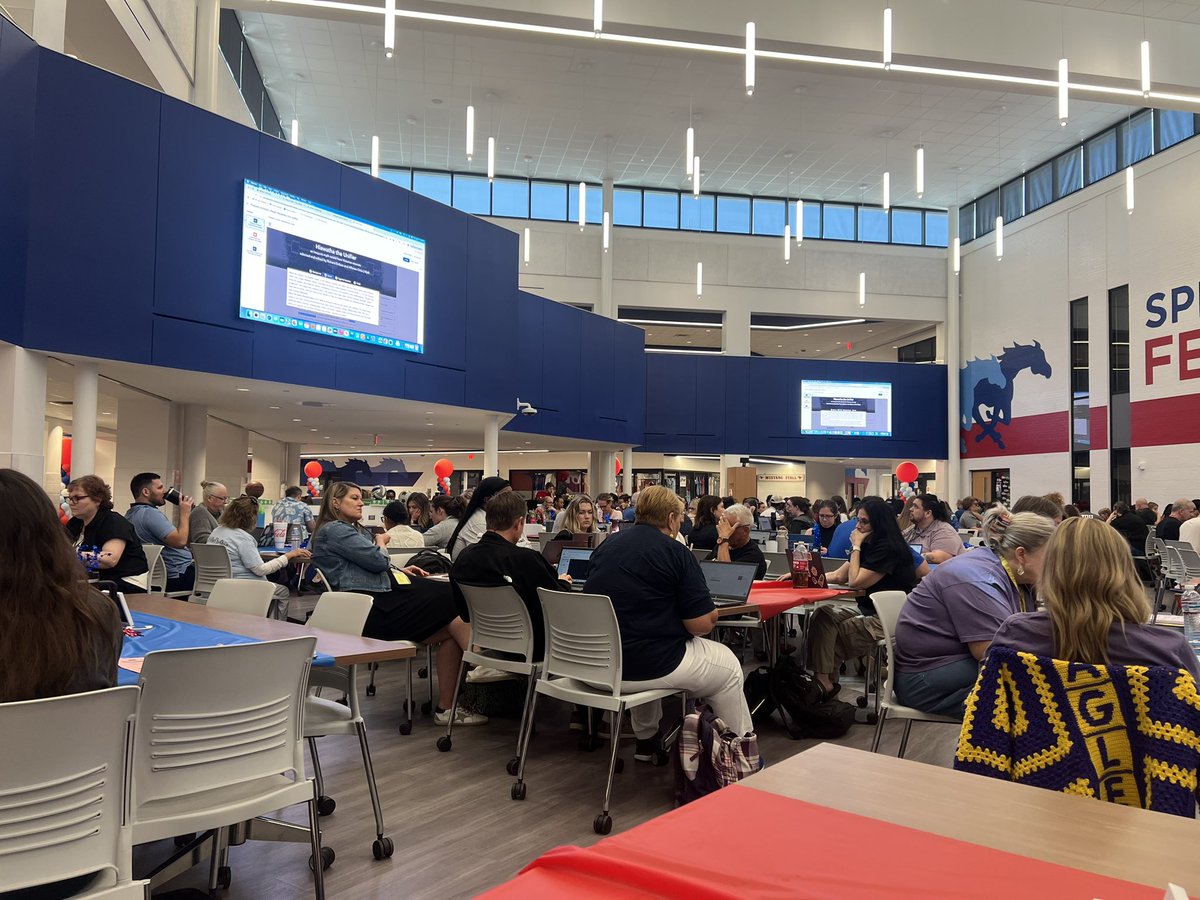 English DWD! So many amazing features in the textbook!  ❤️💙