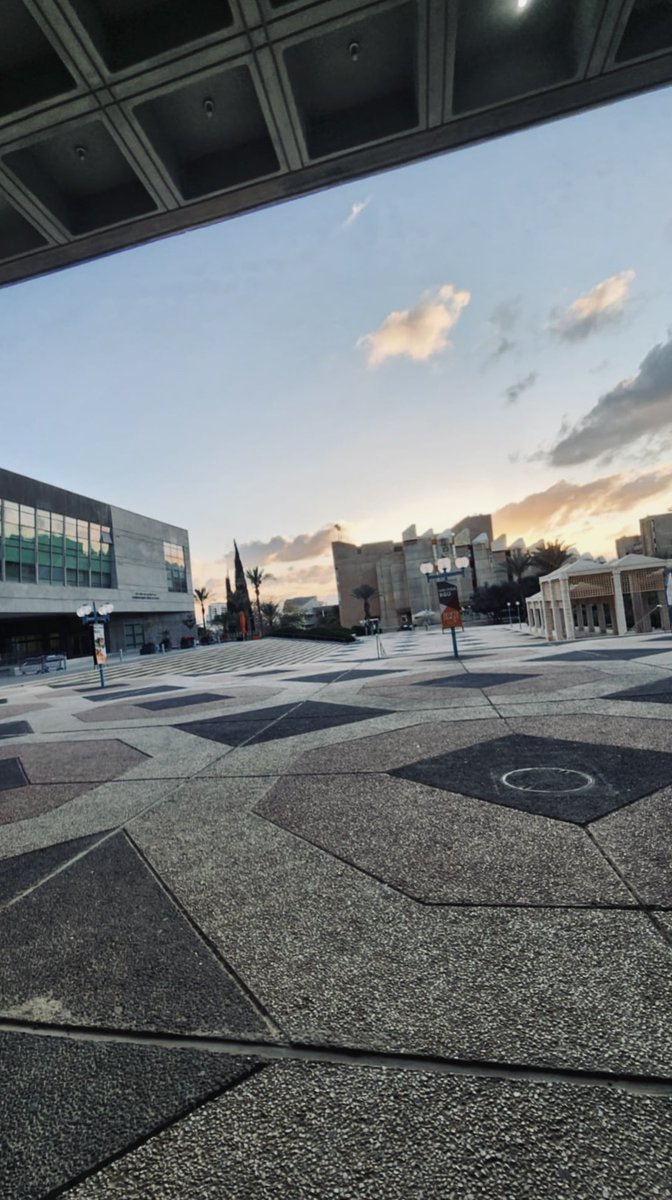 لا يُخلد الإنسان بمالٍ أو جاه  
بل بما غرس من مبدأ وما أضاء من درب .