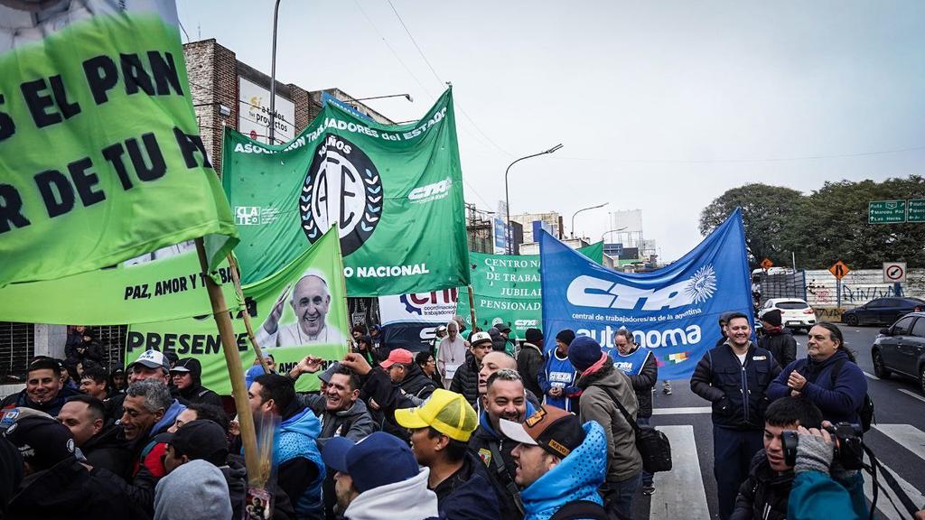 CTAGlobal's tweet photo. 🥁 Comenzó la marcha por Paz, Pan, Tierra, Techo y Trabajo.
Desde Liniers, miles de compañerxs ya están movilizándose rumbo a Plaza de Mayo para alzar la voz por los derechos que este gobierno pretende arrebatar. Organización, lucha y #PoderSindical https://t.co/MNiIAaLqRc