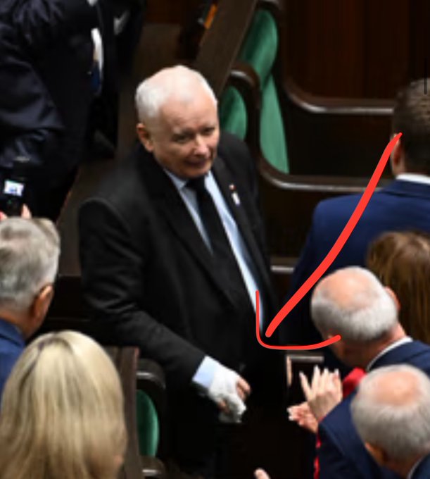 Ciekawe gdzie on tego palucha wsadzał 
Jakieś sugestie???
🤣🤣🤣🤣🤣   🤣🤣🤣