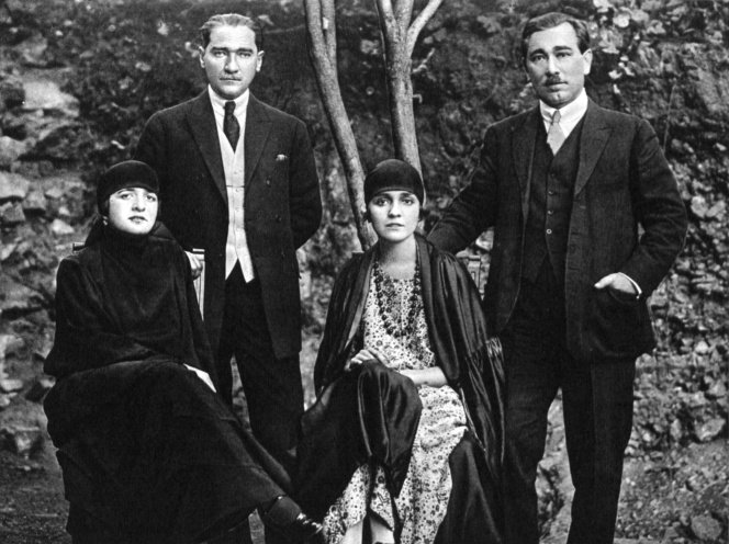 Çankaya Köşkü'nün bahçesinde Latife Hanım ve eşi Meclis Başkanı Mustafa Kemal Paşa, Galibe Hanım ve eşi Dahiliye Umuru Vekili (İçişleri Bakanı) Ali Fethi (Okyar) Bey (4 Mart 1923)