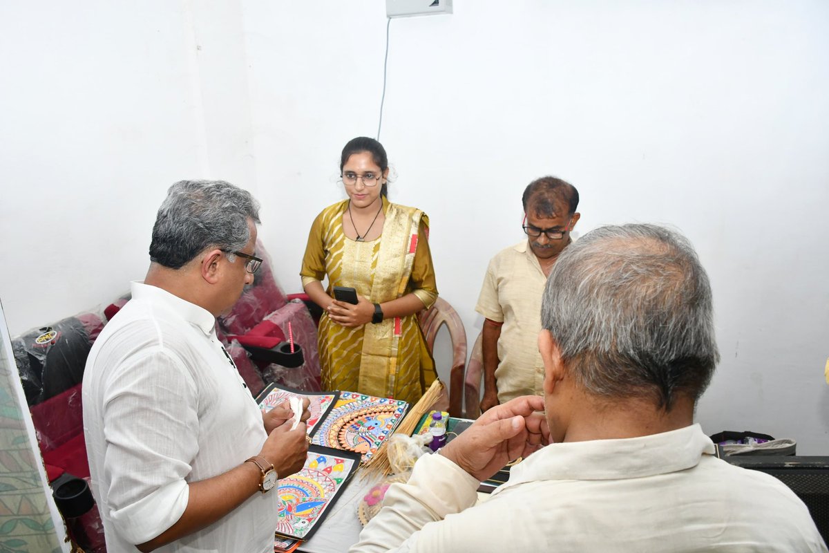 📍 सम्राट अशोक भवन, झंझारपुर
🗓️ 07 अगस्त 2025

आज भारत सरकार के वस्त्र मंत्रालय के अधीन विकास आयुक्त (हस्तशिल्प) कार्यालय एवं बिहार सरकार के उद्योग विभाग अंतर्गत उपेन्द्र महारथी शिल्प अनुसंधान संस्थान के संयुक्त तत्वाधान में GI टैग प्राप्त मधुबनी पेंटिंग को वैश्विक मंच प्रदान