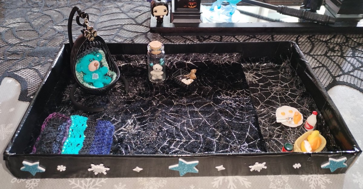 #IchdenkeSiesolltendaswissen
#7evenundseineVoodooDollaufX
#Fusseltrolle 

"7even" sagt:"ICH BIN KEIN MÄDCHEN !!!"

Liebe Frau <a href="/Meerhund/">Meerhund 🌊🐶⚓️</a> und Bärtam,
7even sagt DANKESCHÖN für sein hübsches Schlafsäckchen und die tolle Sitzeinlage für den Schaukel-Hänge-Sessel 🫶🏻💋🫶🏻
.sein Zimmer👇🏻