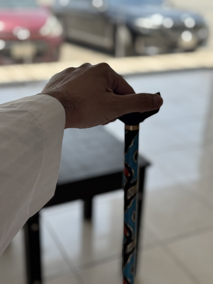 عندما نتكلم عن السند نجد ان لكل شخص سند يخفف عنه متاعب الحياة ويصنع له سعادة من العدم ويكفي من السند صوت حنون ونظرة تبلغ معها النفس عنان السماء 
اذا صادفت مثله تمسك به فهو من يجعل من ضعفك قوة ومن انكسارك تفاؤل .
#الخميس_الونيسᅠ 
#بس_بقول