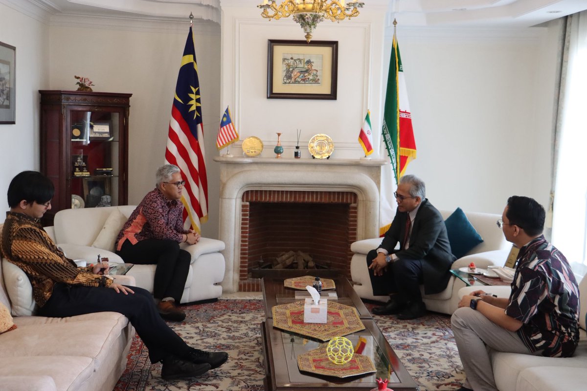 MYEmbTehran's tweet image. H.E. Khairi bin Omar, Ambassador of #Malaysia, was honoured to receive a courtesy call by H.E. Rolliansyah Soemirat, Ambassador-designate of #Indonesia to Iran— reaffirming strong bilateral ties and regional cooperation. 🇲🇾🤝🏻🇮🇩

#MYASEANChair2025 
#iran