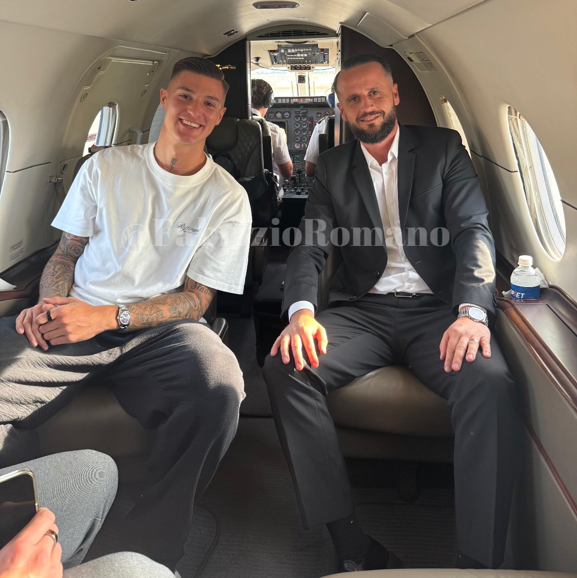 🚨 BREAKING:

BENJAMIN SESKO AND HIS AGENT ON THE WAY TO MANCHESTER UNITED.

[<a href="/FabrizioRomano/">Fabrizio Romano</a>]