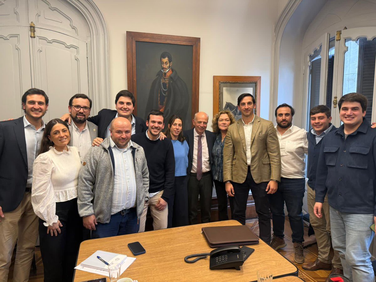 Fernanda Araujo (@faraujo404) on Twitter photo Recibimos en la bancada de ediles del <a href="/PNACIONAL/">Partido Nacional</a> al senador <a href="/JavierGarcia_Uy/">Javier García</a>.
Conversamos sobre los desafíos del gobierno departamental y la importancia de trabajar en conjunto con el Poder Legislativo.
Gracias senador por tu compromiso con la gestión departamental. Recibimos en la bancada de ediles del <a href="/PNACIONAL/">Partido Nacional</a> al senador <a href="/JavierGarcia_Uy/">Javier García</a>.
Conversamos sobre los desafíos del gobierno departamental y la importancia de trabajar en conjunto con el Poder Legislativo.
Gracias senador por tu compromiso con la gestión departamental.