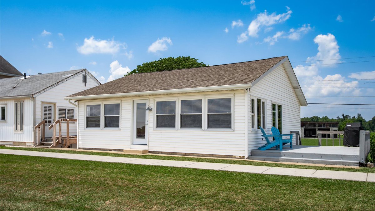 BuckeyeLake's tweet photo. The price is finally as nice as the view! 😌

This lakefront cottage has everything you'd want in a weekend getaway, or your full-time happy place.

Now listed at a sweeter price! 🤗

12946 West Bank Dr NE
12946 West Bank Dr NE Millersport, OH 43046 | MLS 225024037 https://t.co/YUWHRhDTYD