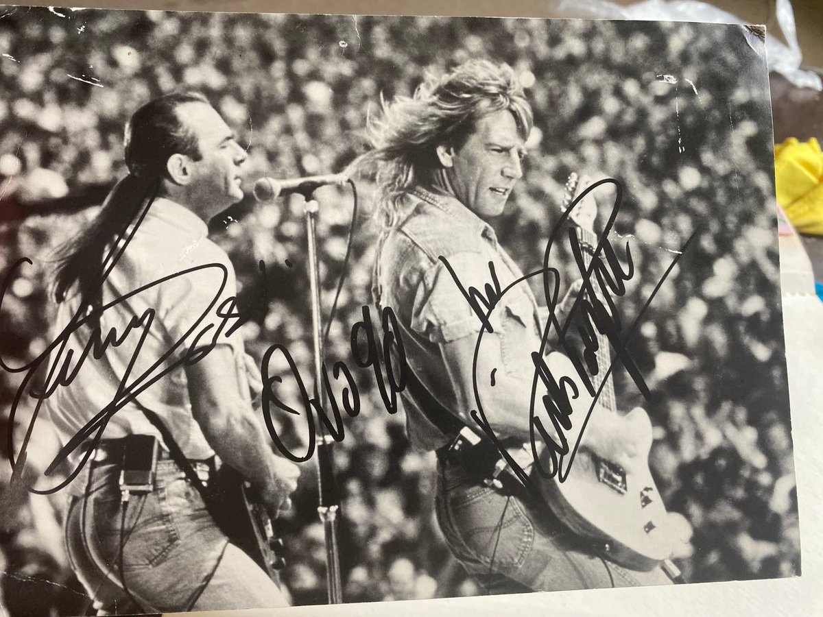 #ThrowbackThursday  sorting some gig memorabilia out and found my #StatusQuo 25th anniversary stuff from Minefield <a href="/Butlins/">Butlin's</a>  10th October 1990. A loud and very boozy night, Fluff Freeman, Chris Tarrant and the lovely <a href="/vickimichelle/">Vicki Michelle MBE 💙</a> in attendance 🎸🎸