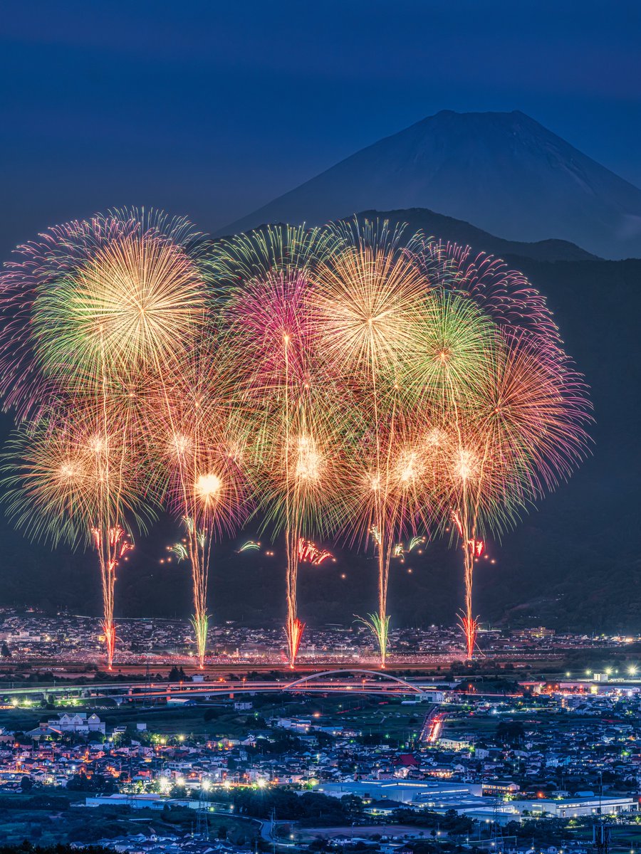 sugisug97865801's tweet photo. 昨夜の神明の花火。花火の後ろにはおよそ37km先の富士山、何とか見えて良かった！ https://t.co/OPcpbogvpp