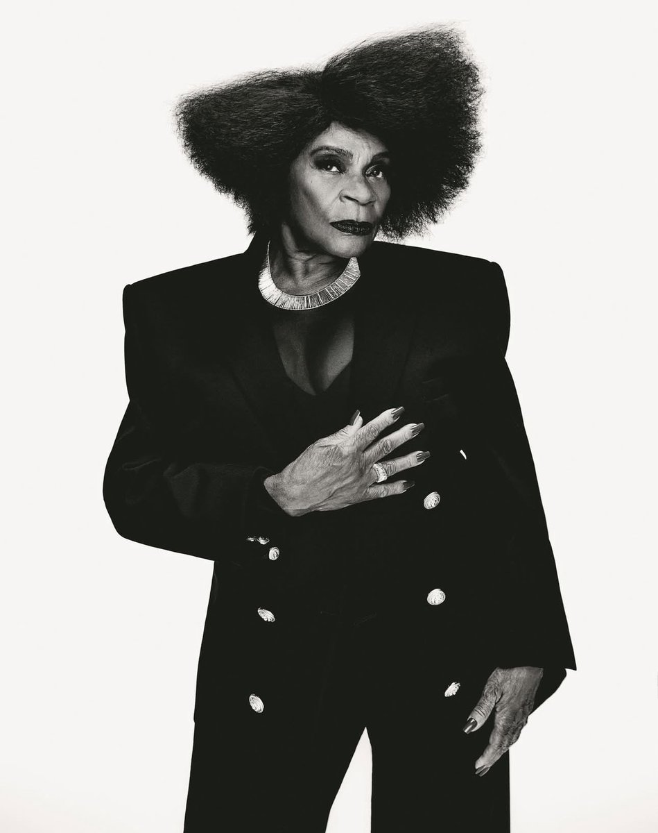 Zezé Motta (@zezemotta) on Twitter photo Celebrar meus 80 anos é também celebrar 60 anos de uma carreira que me moldou e que continua a me reinventar. Já conferiram a <a href="/BazaarBR/">Harper's Bazaar Brasil</a> de agosto? Ela já está nas bancas e também no digital, uma capa que celebra a minha trajetória! Celebrar meus 80 anos é também celebrar 60 anos de uma carreira que me moldou e que continua a me reinventar. Já conferiram a <a href="/BazaarBR/">Harper's Bazaar Brasil</a> de agosto? Ela já está nas bancas e também no digital, uma capa que celebra a minha trajetória!
