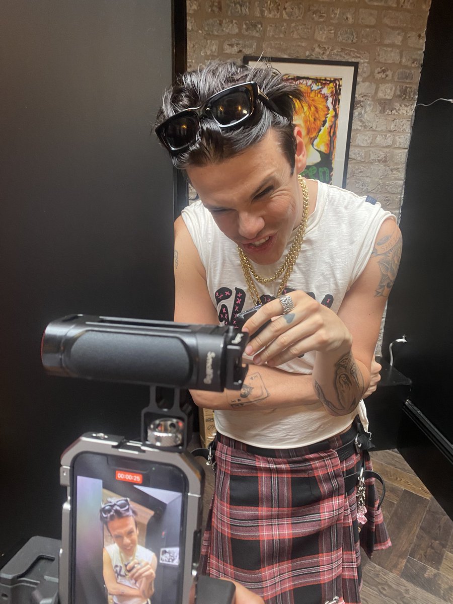 Greg McKenzie (@gregmcx1) on Twitter photo Had the pleasure of meeting <a href="/yungblud/">YUNGBLUD</a> today! 🙌 Spoke to him about the amazing work we’re doing at The Inside Out Clothing Project, helping young people turn their lives around through purpose and style. 🔥❤️<a href="/InsideOutPJT/">Inside Out Clothing Project UK</a> #YungBlud #YouthEmpowerment #HopeDealer Had the pleasure of meeting <a href="/yungblud/">YUNGBLUD</a> today! 🙌 Spoke to him about the amazing work we’re doing at The Inside Out Clothing Project, helping young people turn their lives around through purpose and style. 🔥❤️<a href="/InsideOutPJT/">Inside Out Clothing Project UK</a> #YungBlud #YouthEmpowerment #HopeDealer
