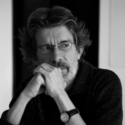 Con alegría anunciamos que Tomas Gonzalez Gutierrez, 1947, Medellín. Colombia, es el ganador del Premio Iberoamericano de Narrativa Manuel Rojas 2025. Se dice que su obra es el secreto mejor guardado de la literatura colombiana. Que este merecido premio contribuya a develarlo.