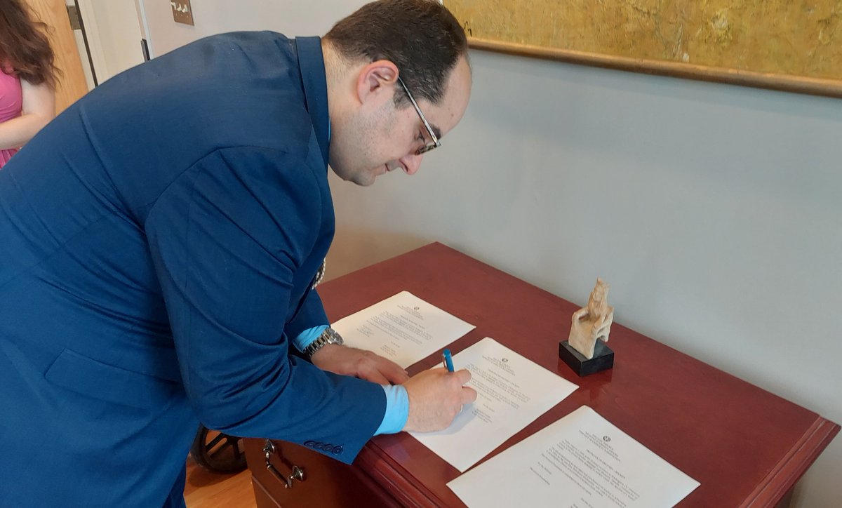 Acquiring an ancient Greek figurine at auction with the sole aim of returning it to its homeland of 🇬🇷 Theodore and Christina Koutsoubas presented it today to 🇬🇷Amb to the U.S. E. Nassika 
We 🙏them for honoring their heritage recognizing 🇬🇷commitment to preserving its history.