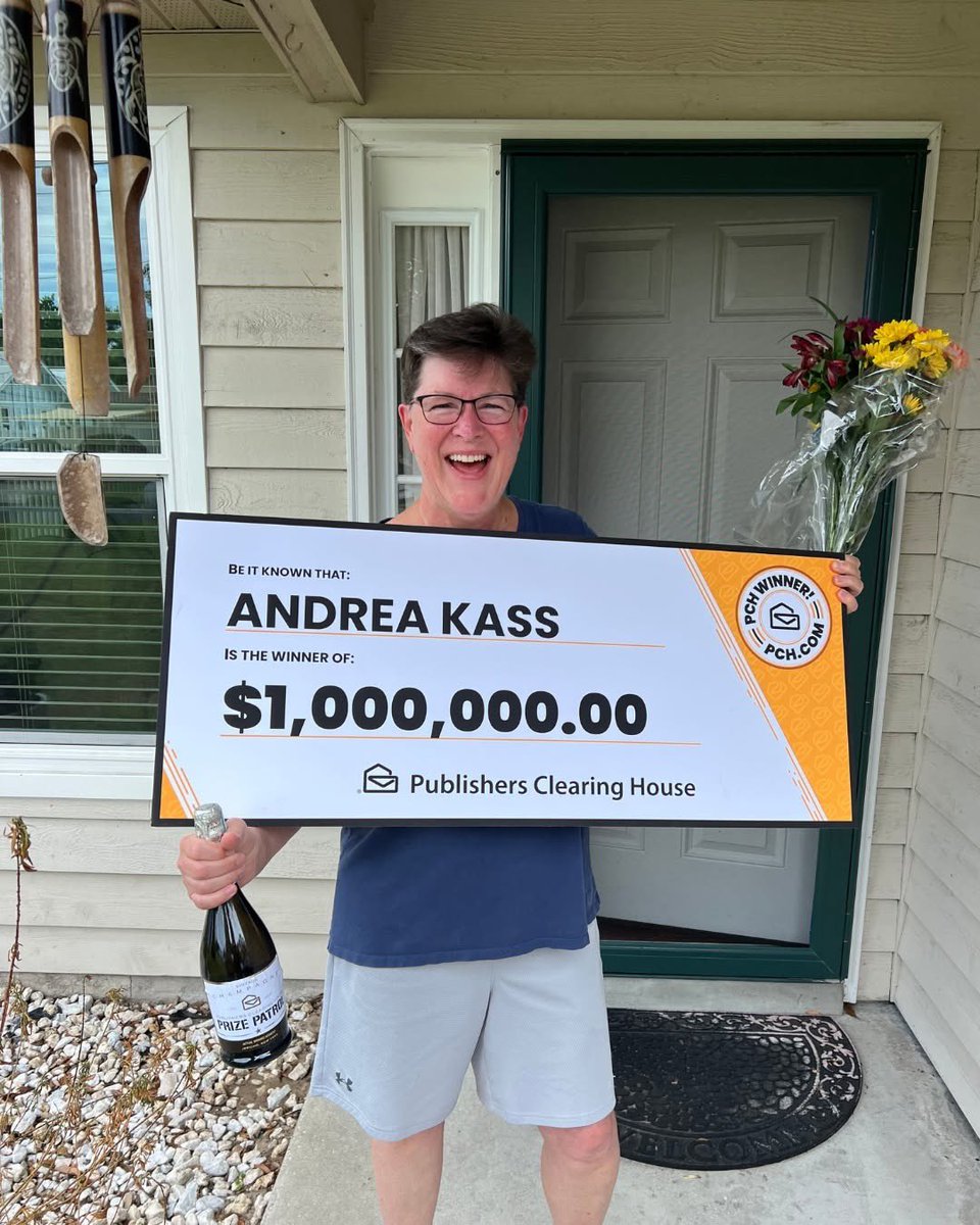 PublishersHC's tweet image. "No way!! You have to be kidding me!?" screamed out Florida SuperPrize winner Andrea the second she opened her door! "I saw you walking up and said, OMG Howie is here!" Shaking in disbelief, Andrea grabbed her Big Check for the $1,000,000 prize and said
"This comes at the right.