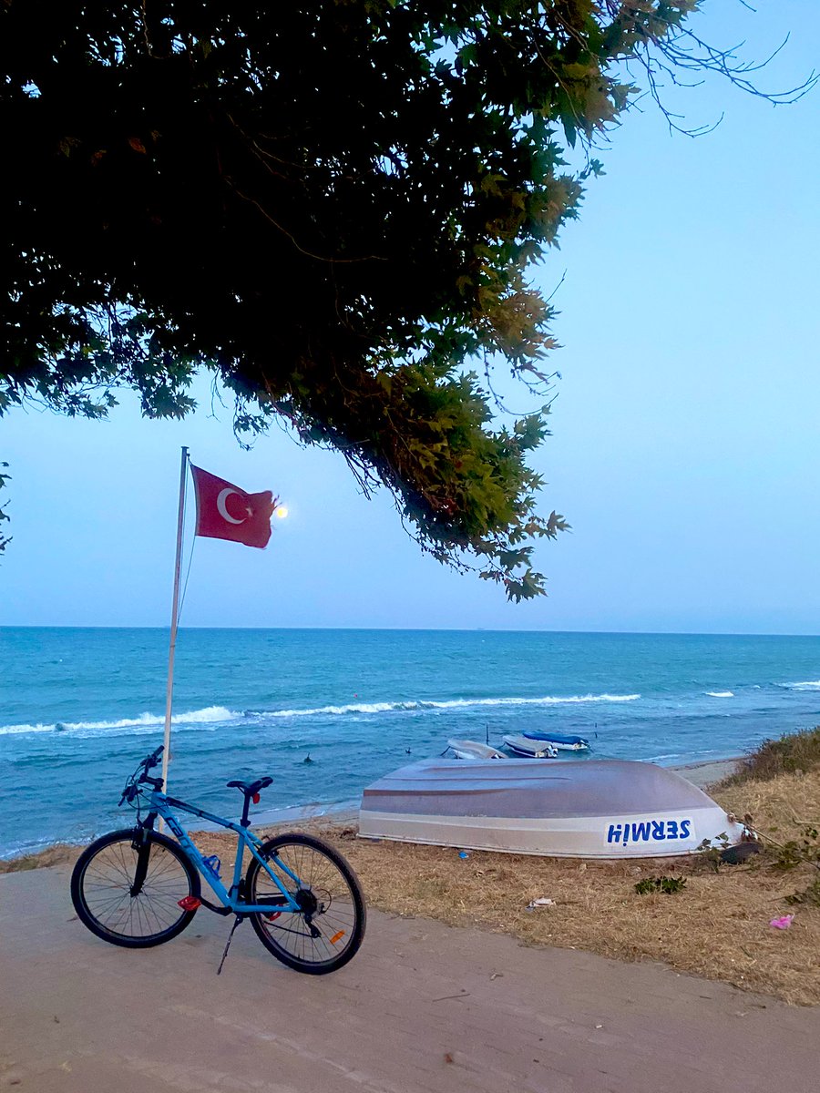 Deniz üstü köpürür.. hey canım Rina nay Rina Rina nay. Kayığa da binsem götürür, hey canım.. hey!

İnziva 🩵