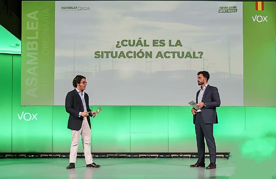 Lorién (@lorien_zr) on Twitter photo Junto con <a href="/aguirrison1/">Aguirrison</a> e <a href="/Ismaelseijo16/">Ismael Seijo</a> analizamos el nuevo programa económico y de vivienda de Vox, con el que aspiran a erigirse como el nuevo campeón de las derechas españolas en un contexto de declive capitalista.
Van algunas ideas 🧵: Junto con <a href="/aguirrison1/">Aguirrison</a> e <a href="/Ismaelseijo16/">Ismael Seijo</a> analizamos el nuevo programa económico y de vivienda de Vox, con el que aspiran a erigirse como el nuevo campeón de las derechas españolas en un contexto de declive capitalista.
Van algunas ideas 🧵: