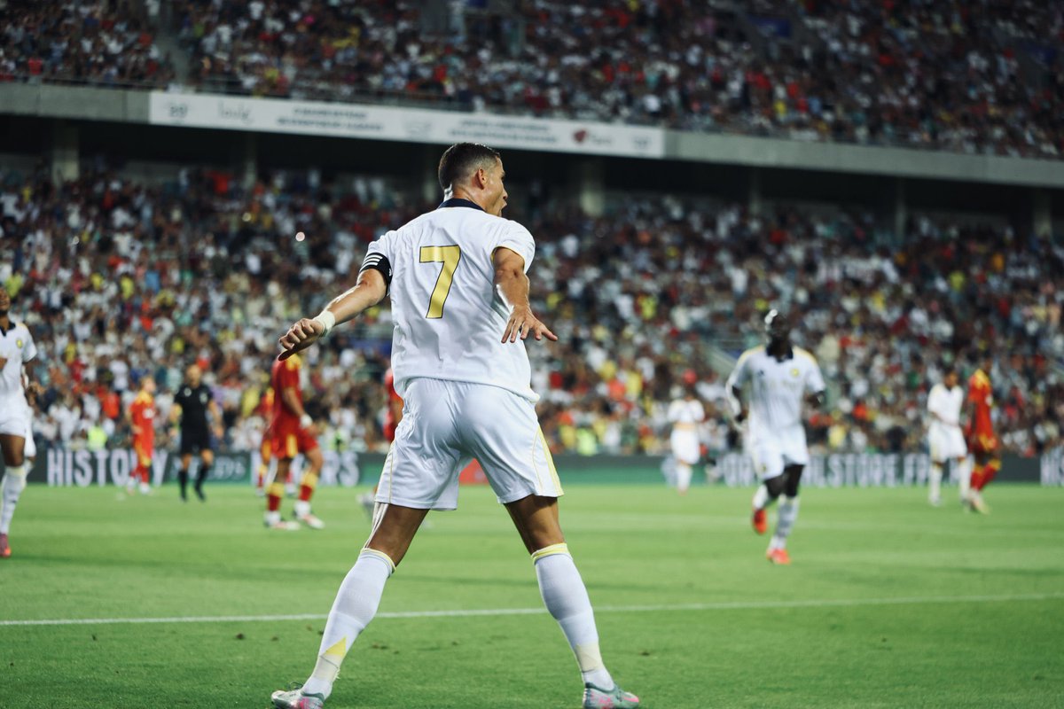 التاريخي والافضل والأعظم على مر العصور
لا يكل ، ولا يمل ، ولا يسأم من صناعة المعجزات
وتمزيق الشباك ويأبى أن ينحني لعمرٍ أو يُقهر بزمن
ويسجل هاتريك في عامه الأربعين! لله درك يا أسطورة💛