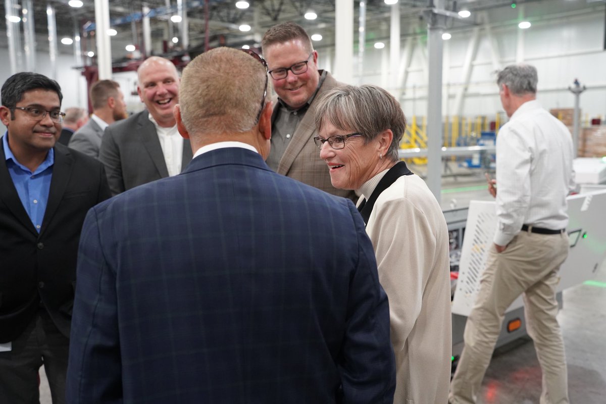 GovLauraKelly's tweet image. Today, I joined Schwan’s in Salina to celebrate the grand opening of their new distribution center—a key part of their $600M investment in Kansas. By producing more than 100 million pizzas each year, Schwan’s is creating high-paying jobs and lowering costs for Kansas producers.