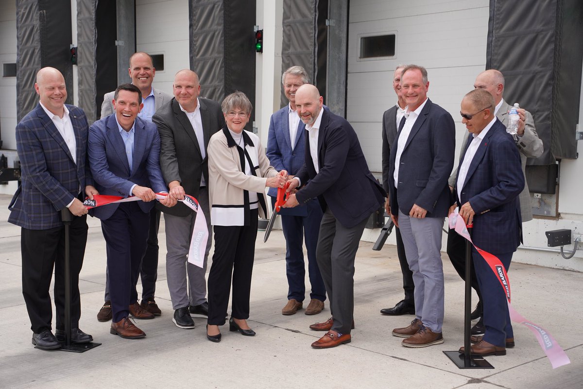 GovLauraKelly's tweet image. Today, I joined Schwan’s in Salina to celebrate the grand opening of their new distribution center—a key part of their $600M investment in Kansas. By producing more than 100 million pizzas each year, Schwan’s is creating high-paying jobs and lowering costs for Kansas producers.