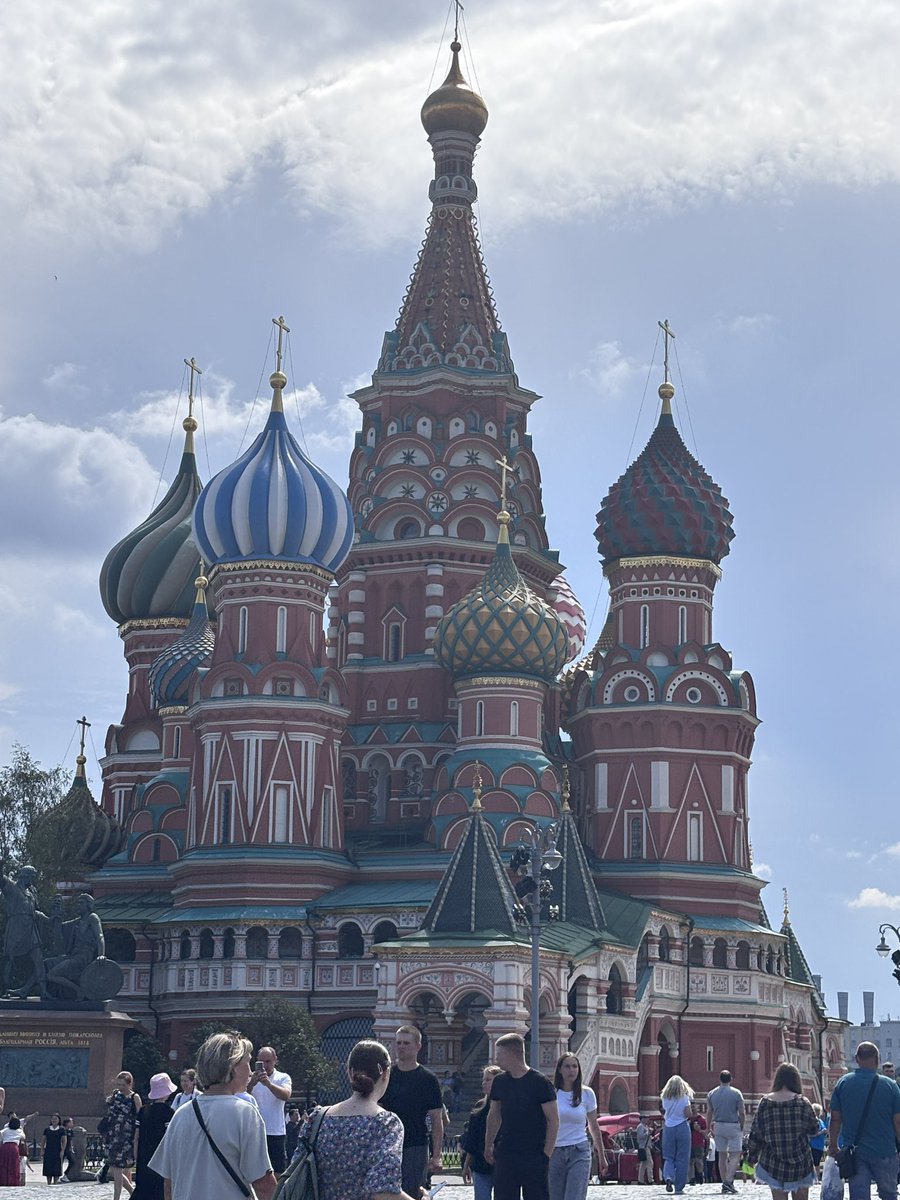 Sondan ikinci karedeki muhteşem bina,#KızılMeydan ın Kuzey ucunda yer alan kırmızı tuğlaları,kuleleri,Neo-Rus mimarisi ile “Devlet Tarih Müzesi” .Son karedeki ise Güney ucunda yani tam karşısında yer alan, soğan kubbeleriyle ünlü Aziz Vasil Katedrali (St. Basil’s Cathedral) 🌹