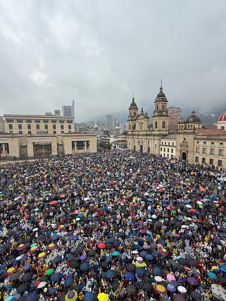 Sin contratos, sin traer chivas desde el Cauca, sin ofrecer lechonas. El pueblo habla de forma espontánea. El pueblo está indignado por la politización de la justicia.
#UribeInocente #Marcha7Agosto #JusticiaPolitizada