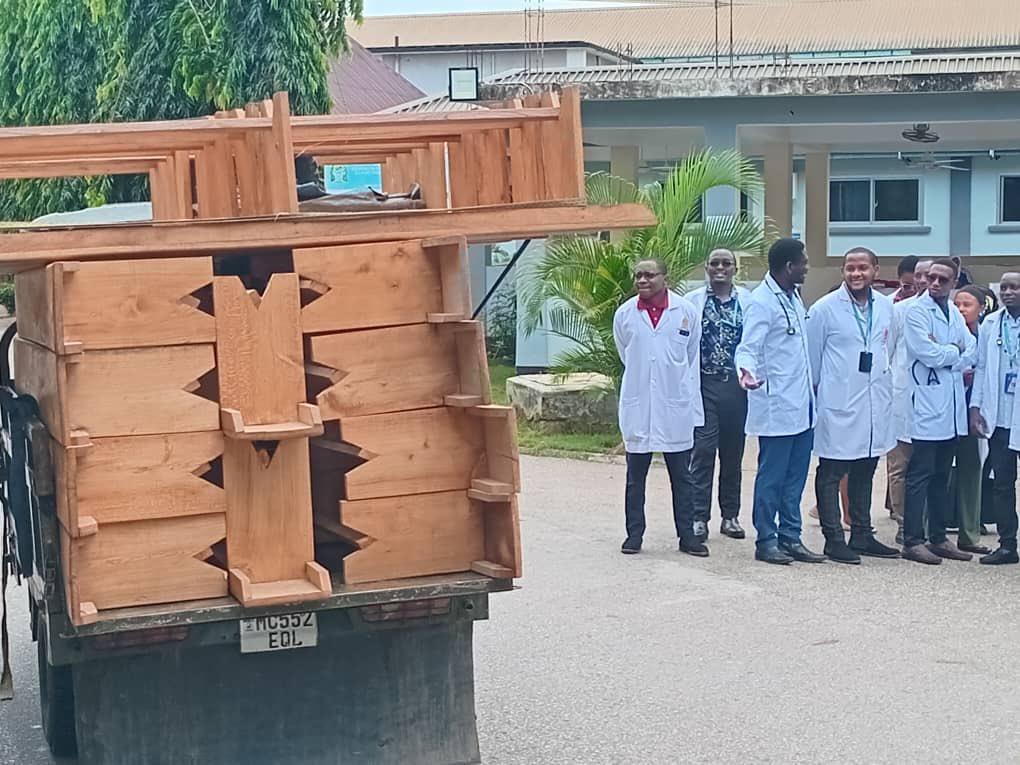 Sjuit_tz's tweet photo. St. Joseph University in Tanzania, in collaboration with Bombo Hospital, delivered 18 out of 24 benches commissioned to improve the learning environment for medical students. The remaining 6 are still in production.
This donation aims to support students during case discussions https://t.co/9sBcmqE8rW