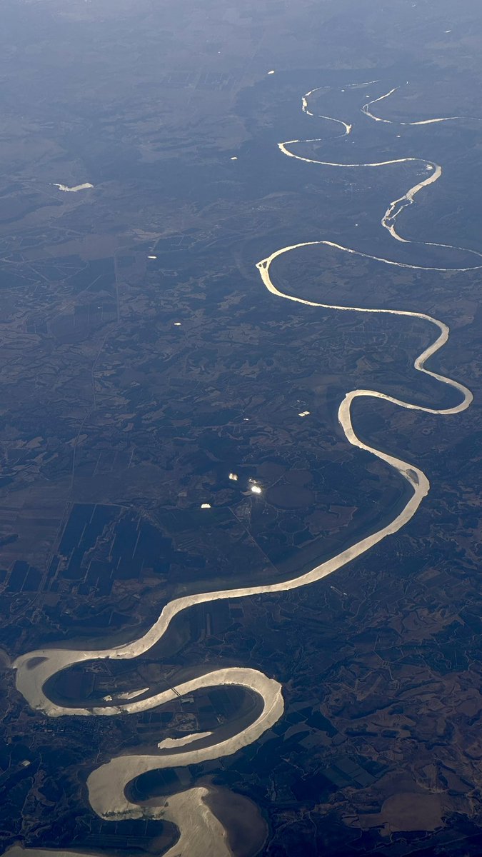 Un fleuve quelque part en Espagne qui reflète le soleil ☀️ 🇪🇸