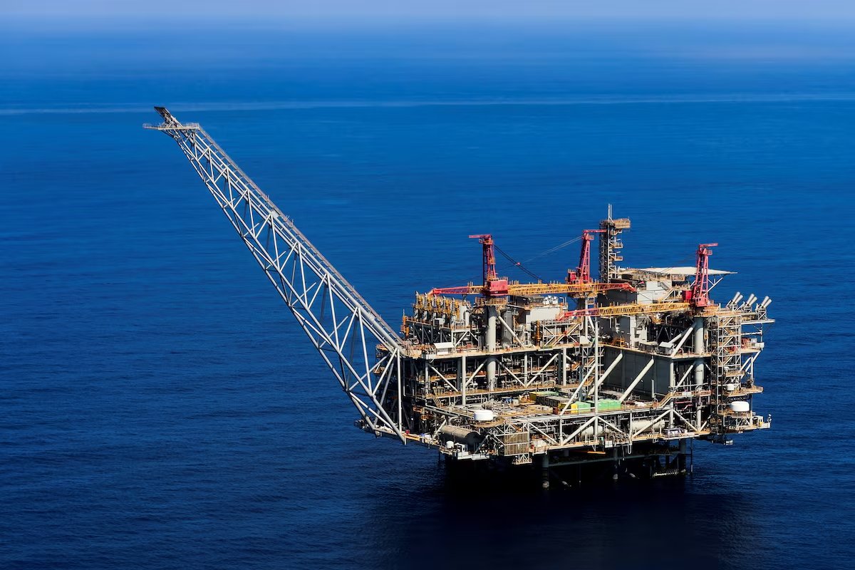 صورة جوية ملتقطة من طائرة هليكوبتر تظهر منصة الغاز الطبيعي ليفياتان قبالة ساحل البحر الأبيض المتوسط شمالي إسرائيل (رويترز)