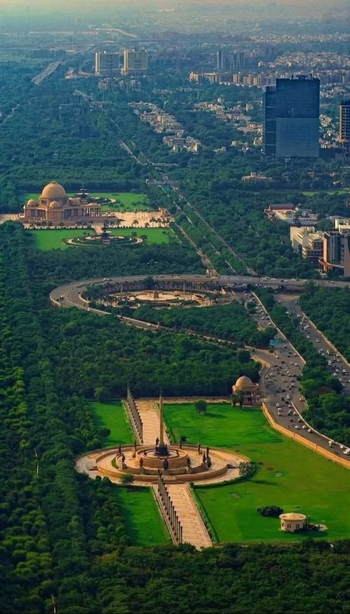 ना यह मुगलिया आर्किटेक्चर है, ना ही ब्रिटिश
ना इस इमारत को बनाने के लिए चाइना से लोग आए , 
ना ही फ्रांस के कारीगरों ने यहाँ काम किया 
यह आलीशान इमारत आधुनिक काल की सबसे बहतरीन इमारत है यह राष्ट्रीय दलित प्ररेणा स्थल है नोएडा जिसे तात्कालिक मुख्यमंत्री मायावती जी ने बनाया था 🐘🐘