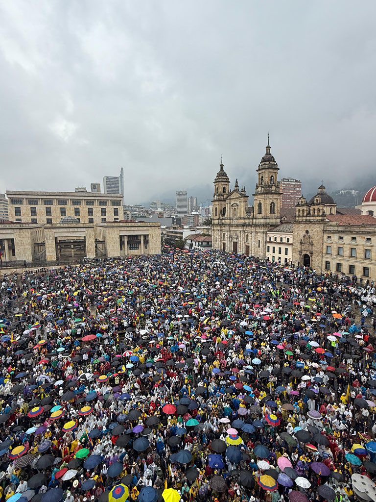 Alberto Bernal (@albertobernalle) on Twitter photo Con lluvia, sin pagar buses ni refrigerios, sin violencia, sin quemar CAIs o buses de <a href="/TransMilenio/">TransMilenio</a>. La 🇨🇴 decente se manifestó nuevamente. No queremos vivir bajo la dictadura #chavista con la que sueña <a href="/petrogustavo/">Gustavo Petro</a> y su comparsa de impresentables #UribeInocente Con lluvia, sin pagar buses ni refrigerios, sin violencia, sin quemar CAIs o buses de <a href="/TransMilenio/">TransMilenio</a>. La 🇨🇴 decente se manifestó nuevamente. No queremos vivir bajo la dictadura #chavista con la que sueña <a href="/petrogustavo/">Gustavo Petro</a> y su comparsa de impresentables #UribeInocente