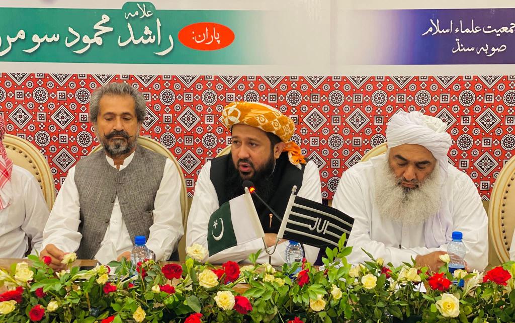 ہم قائد سندھ علامہ راشد خالد محمود سومرو کو خراج تحسین پیش کرتے ہیں جس نے ہمیشہ سندھ کے عوام کی مشکلات کا احساس کیا اور ان کے حقوق کے لئے صف اول میں آکر آواز بلند کی ہے۔ 
یہ سفر کا امین ہے ، سندھ والو ایسے لیڈر کی قدر کریں۔
#پیپلزپارٹی_کا_ڈاکوراج