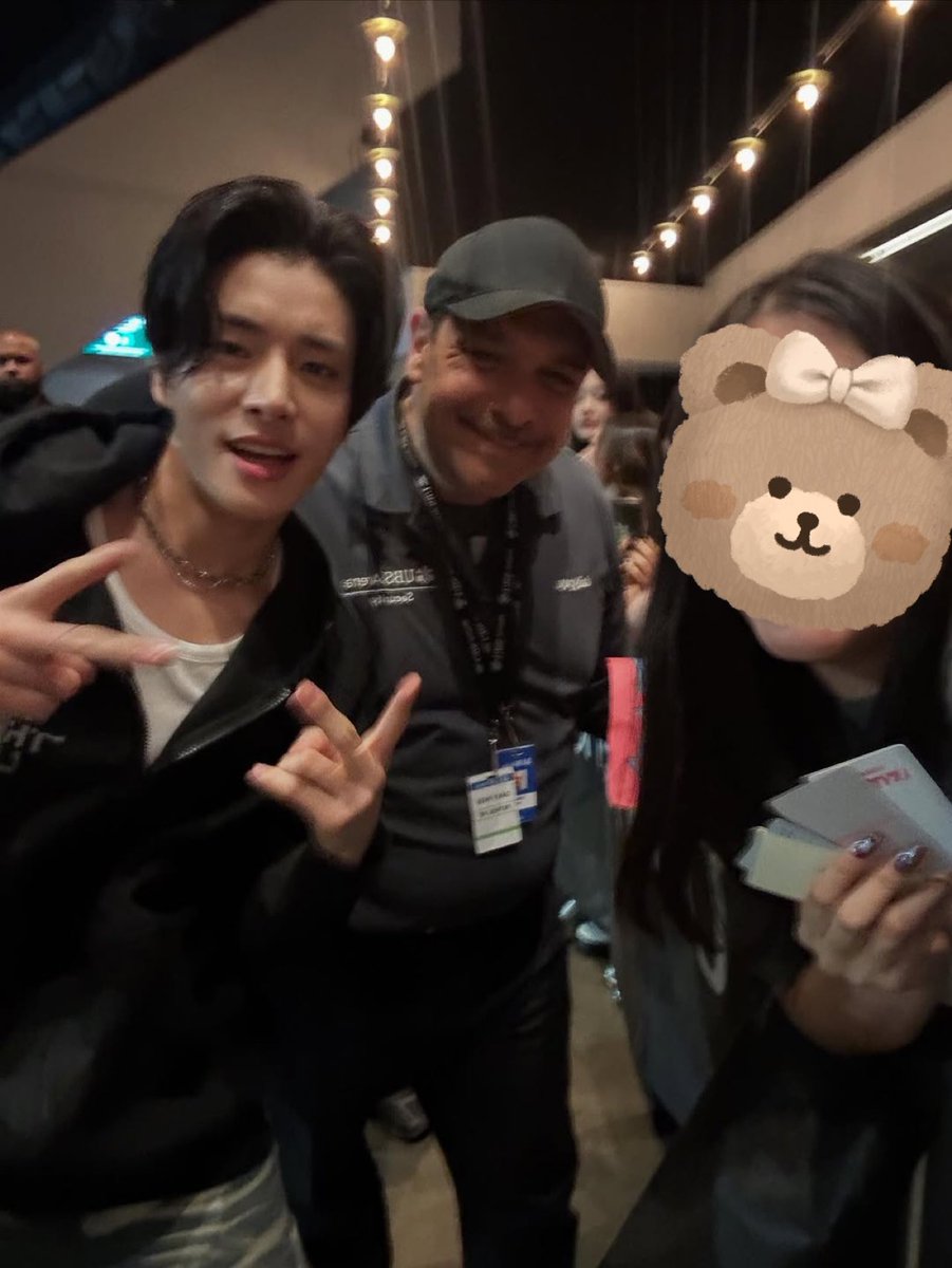 น่ารักอะ คอมเม้นไอจีของคุณคนนี้บอกว่า เจคชวนพี่การ์ดมาถ่ายรุปด้วย 555552626272625555555555