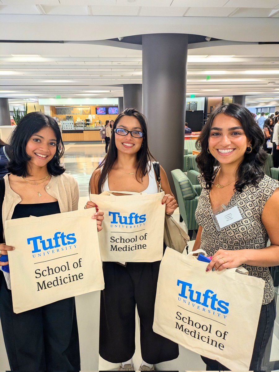 TuftsMedSchool's tweet photo. Our new MBS students entering with swag ✨ Welcome, everyone!

#tufts #tuftsmed #medschool #gradprograms #medprep #boston https://t.co/SeRSXvbg5s
